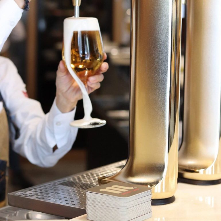 La Cabezona - Sirviendo cerveza